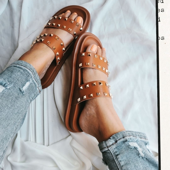 🚨FEW PAIRS LEFT// Cognac spiked slide - Picture 3 of 4